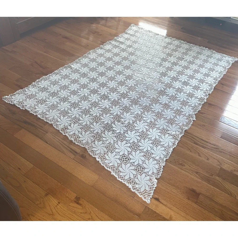 Vintage Handmade Crochet Lace Tablecloth Pinwheel Medallion Cream 48